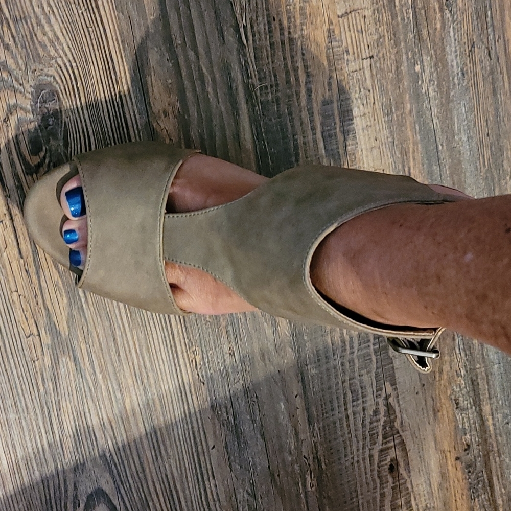 Maurice's Gray Wedges
